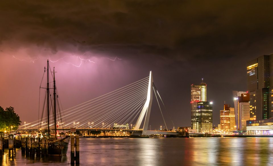 Onweer boven de Erasmusbrug in Rotterdam