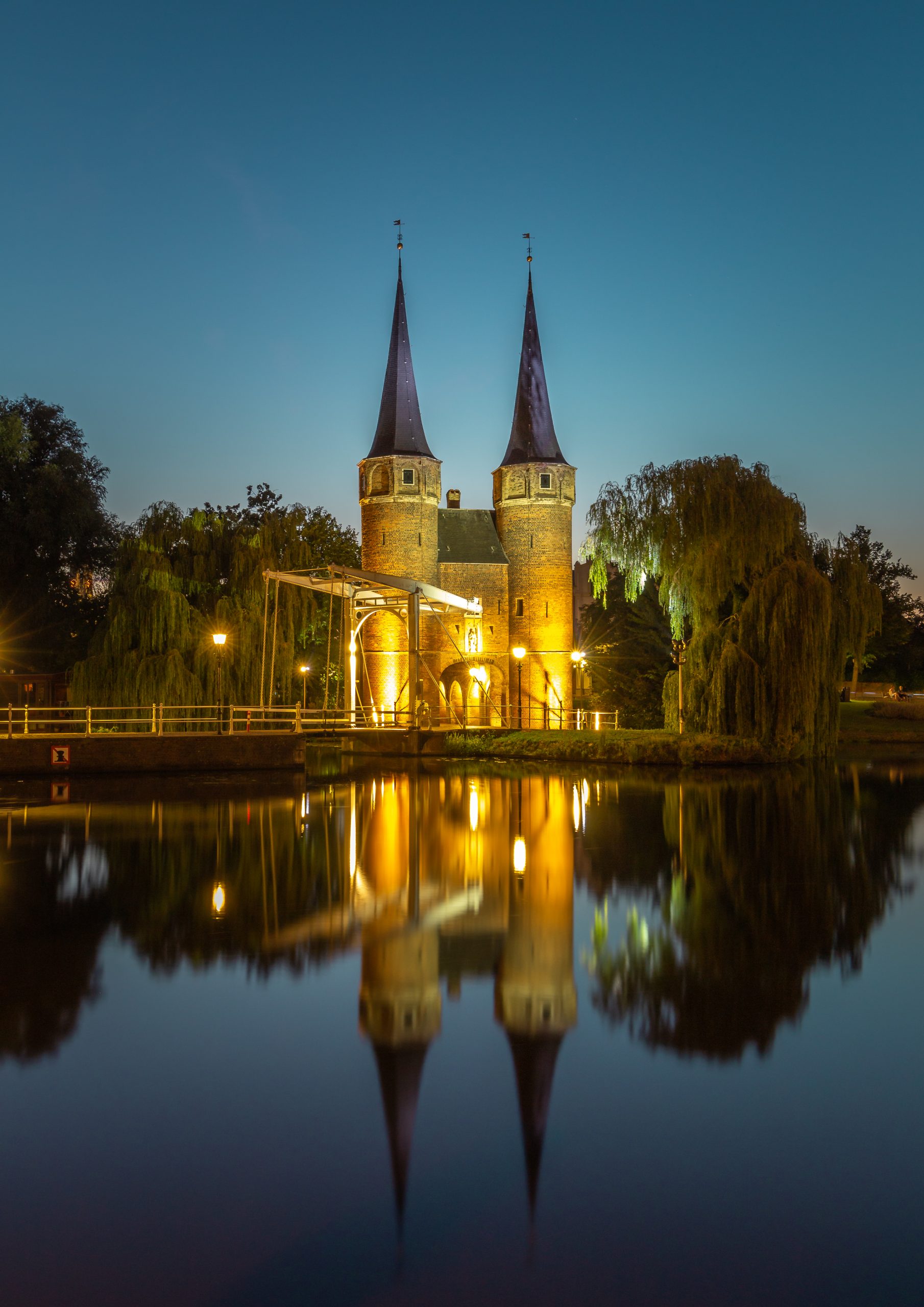 De Oostpoort in de avond (Delft)