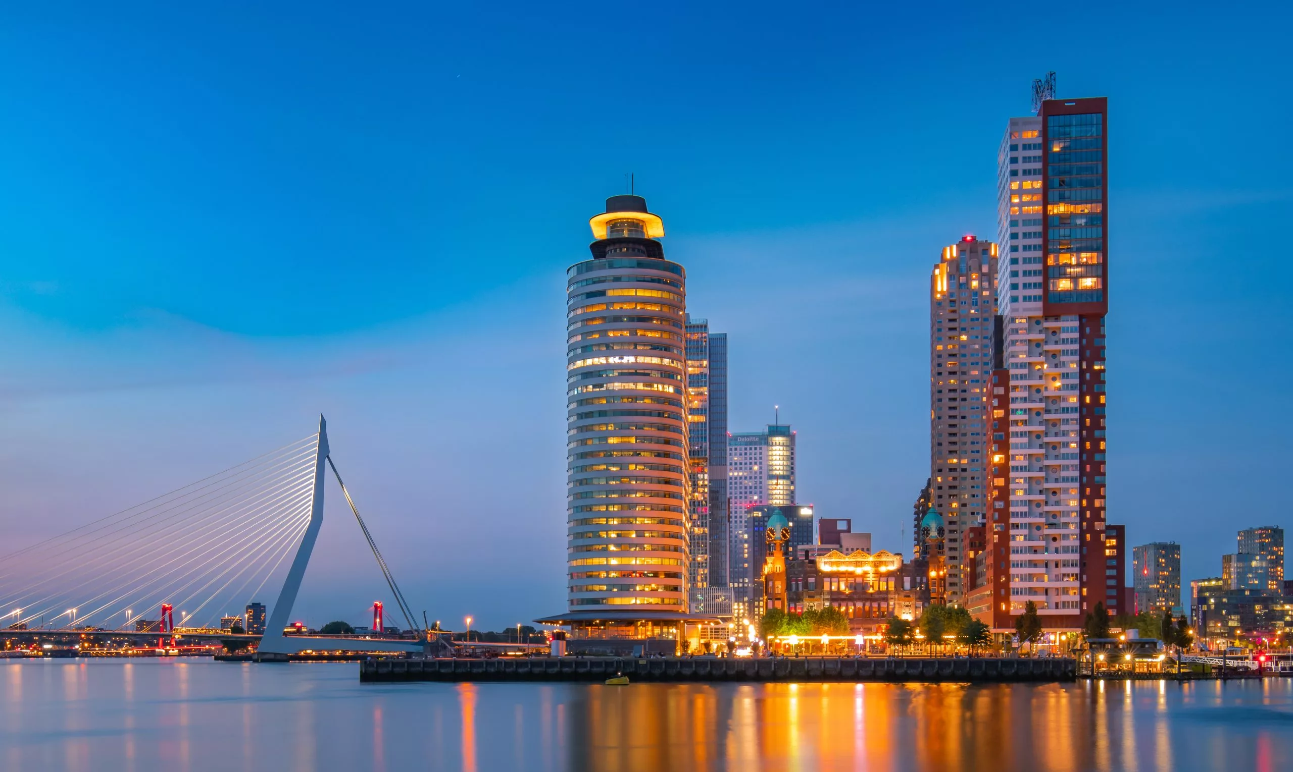 Een kijkje op de Wilhelminapier tijdens het blauwe uurtje (Rotterdam)