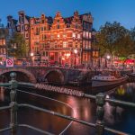 Het blauwe uurtje aan de Papiermolensluis in Amsterdam