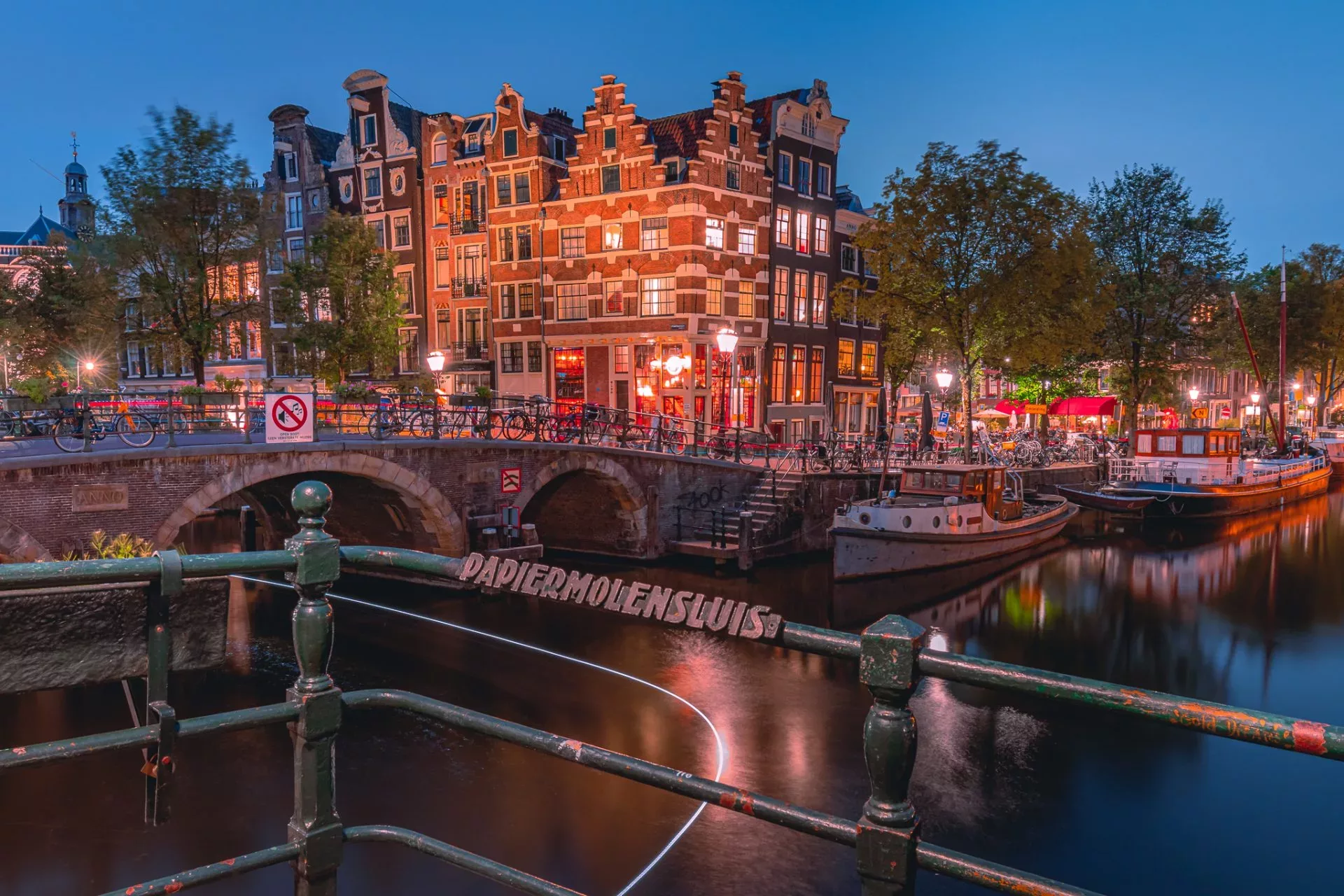 Het blauwe uurtje aan de Papiermolensluis in Amsterdam