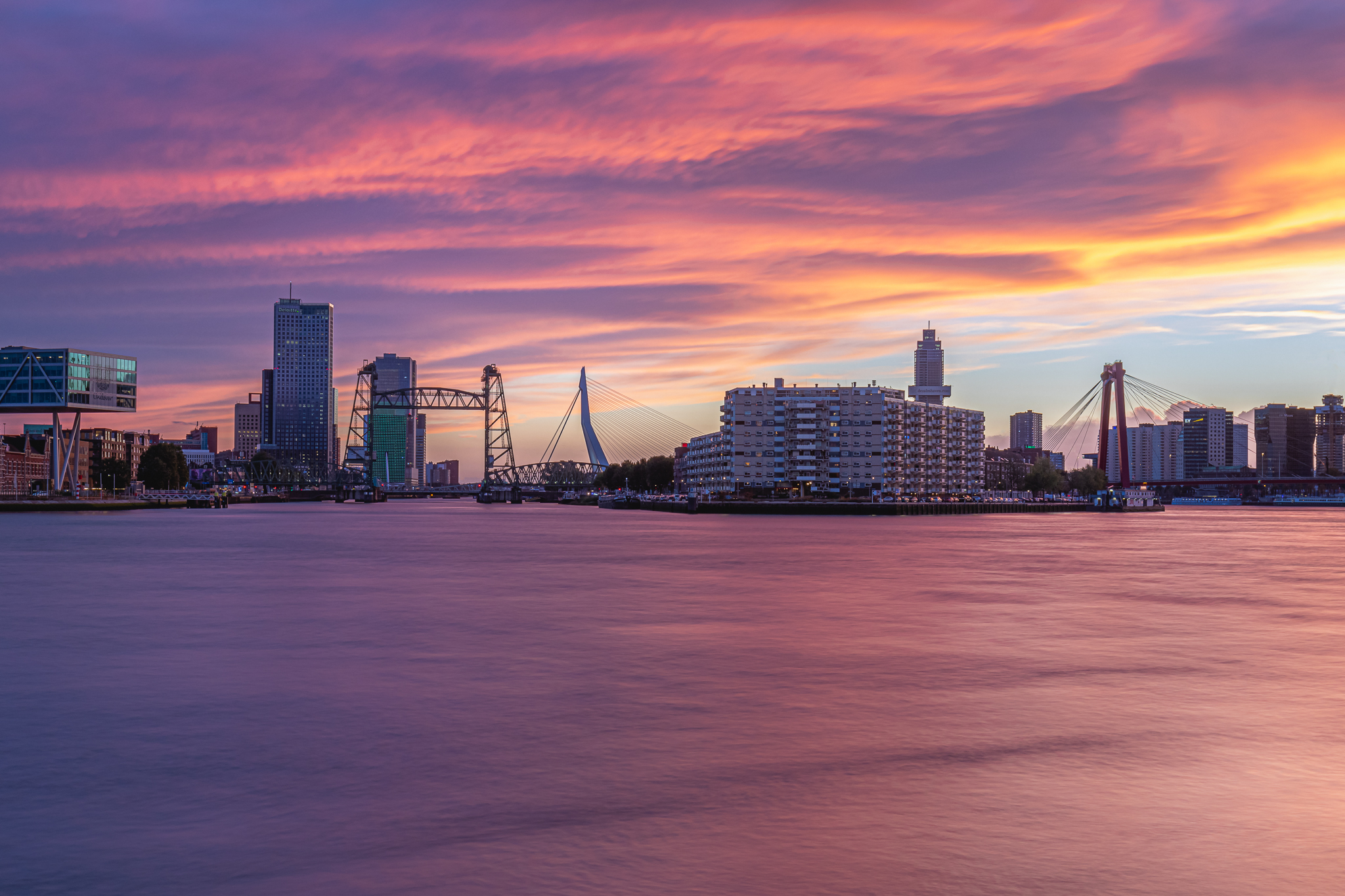 Skyline Rotterdam met prachtige zonsondergang