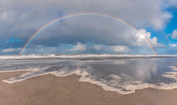 Regenboog aan het strand van Hoek van Holland