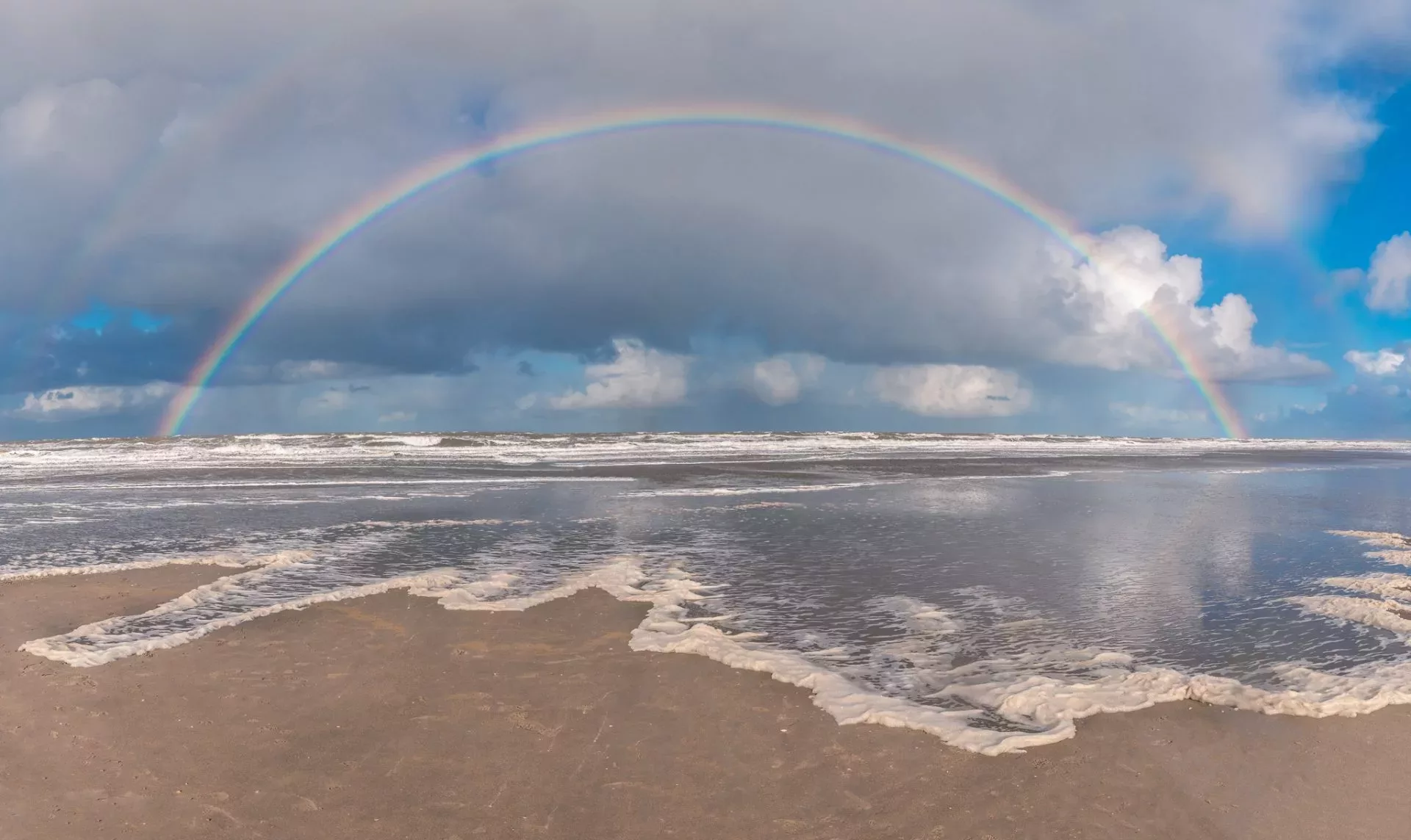 Regenboog aan het strand van Hoek van Holland