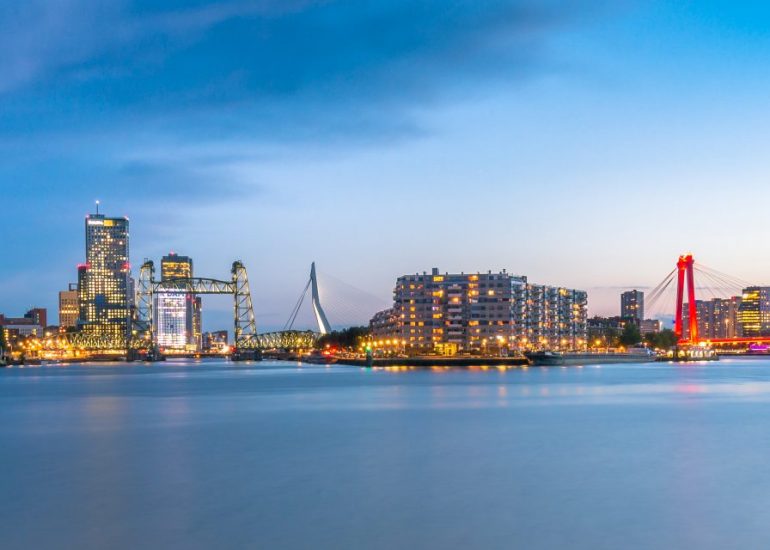 Skyline Rotterdam vanaf Maasboulevard