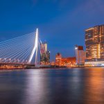 Blauwe uurtje in Rotterdam met uitzicht op de Erasmusbrug