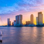 Het gouden licht tijdens zonsopkomst in Rotterdam