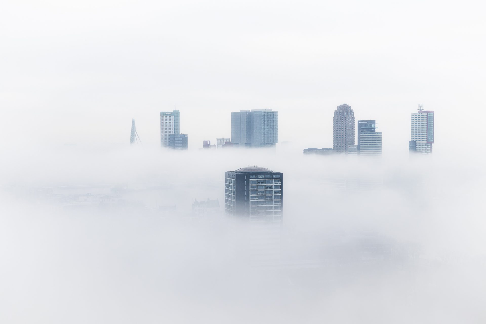 Rotterdam onder een dikke laag mist