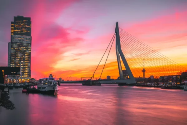 Spectaculaire zonsondergang Erasmusbrug Rotterdam