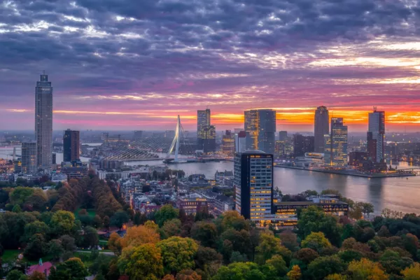 Skyline Rotterdam vanaf de Euromast met zonsopkomst