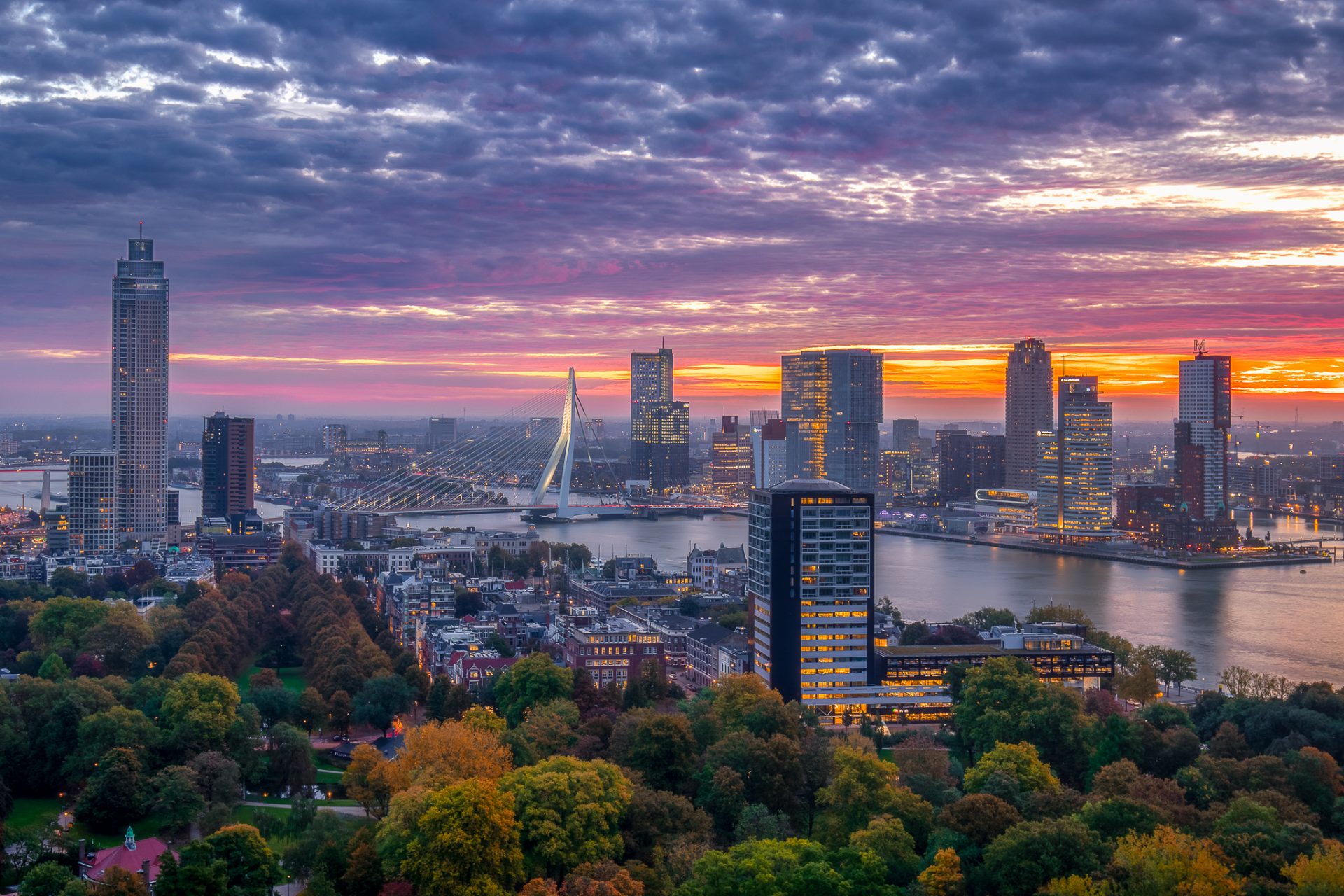 Skyline Rotterdam vanaf de Euromast met zonsopkomst