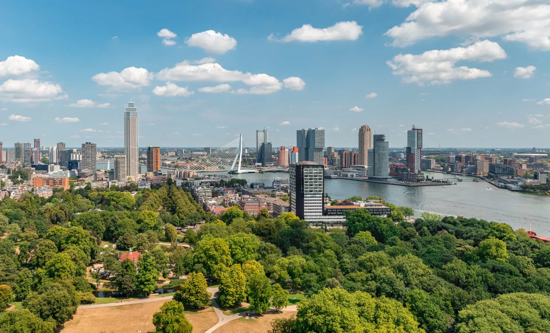 Klassieke uitzicht vanaf de Euromast op de skyline van Rotterdam