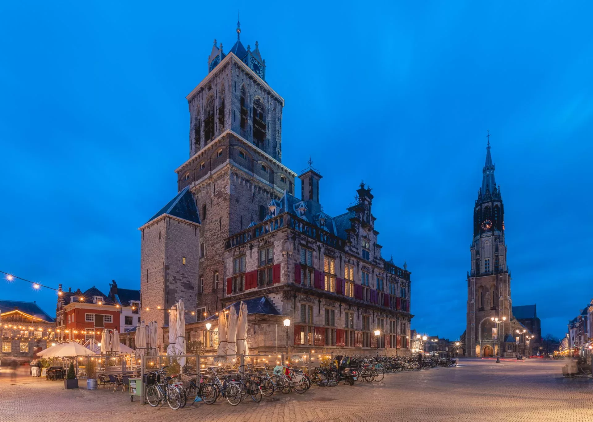 Het stadhuis en de Nieuwe Kerk van Delft
