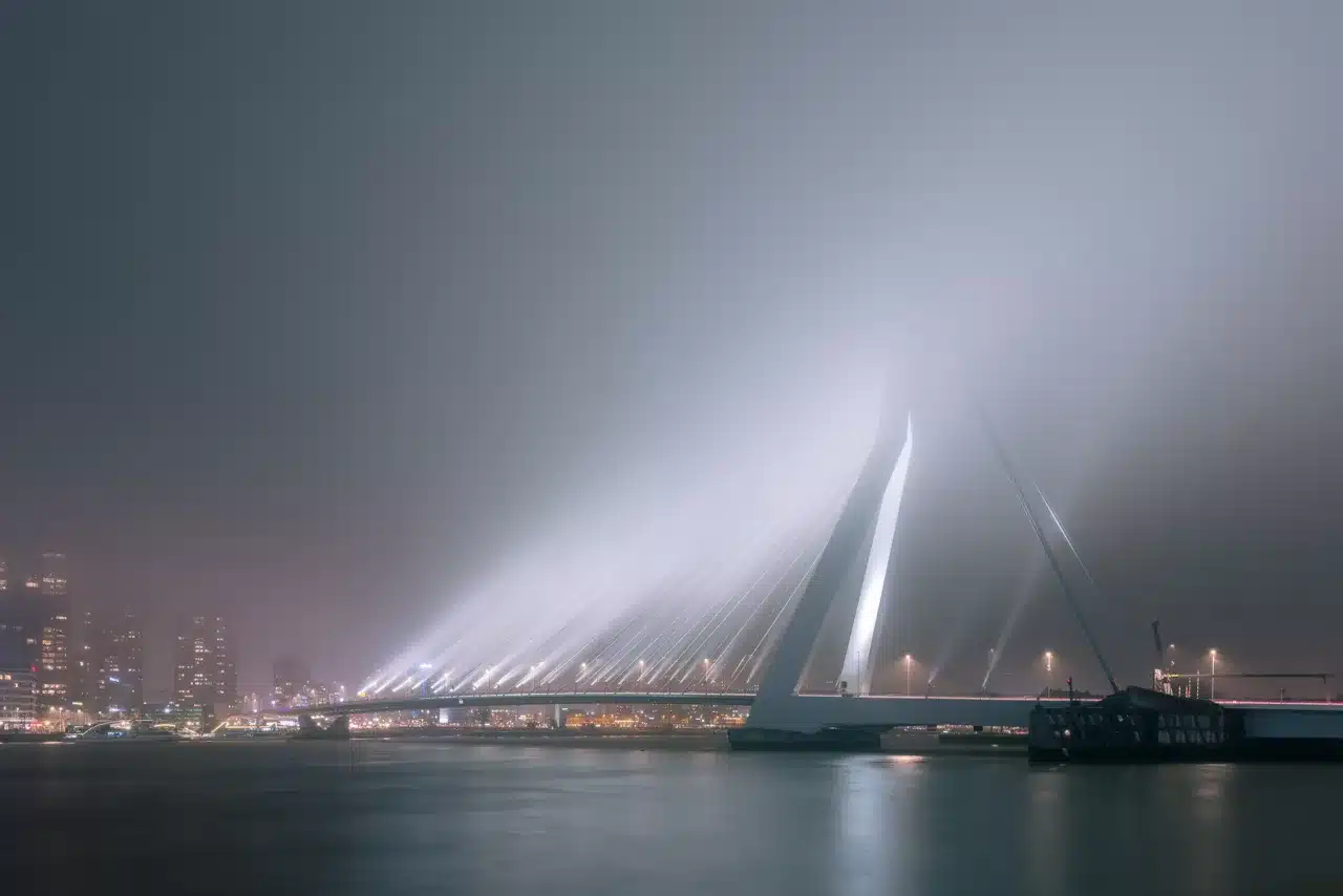 Een mistige Erasmusbrug (Rotterdam)