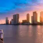 Mooie zonsopkomst met skyline Rotterdam