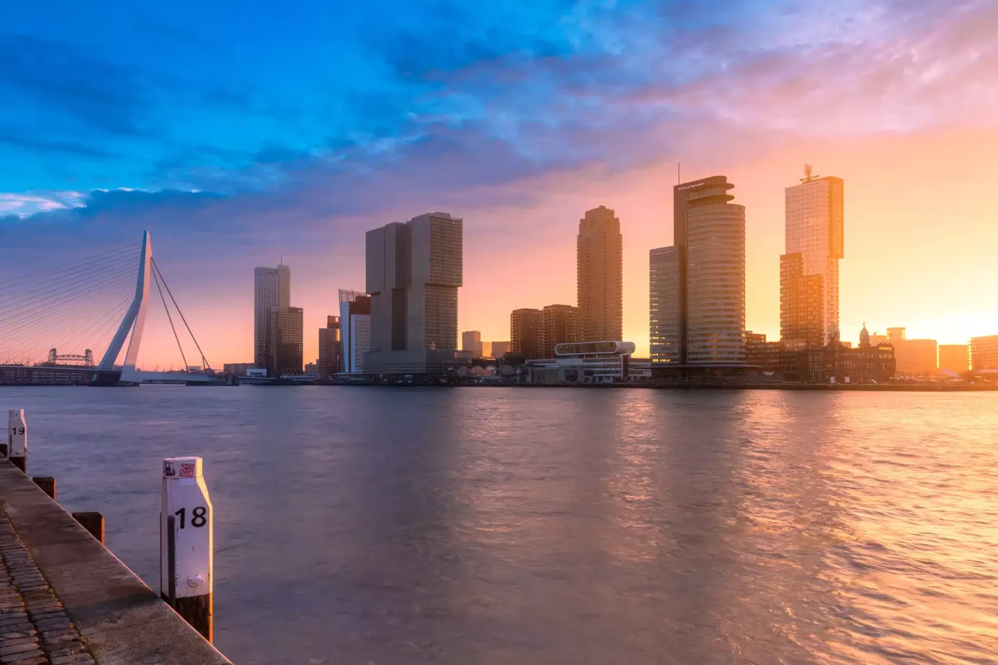 Mooie zonsopkomst met skyline Rotterdam