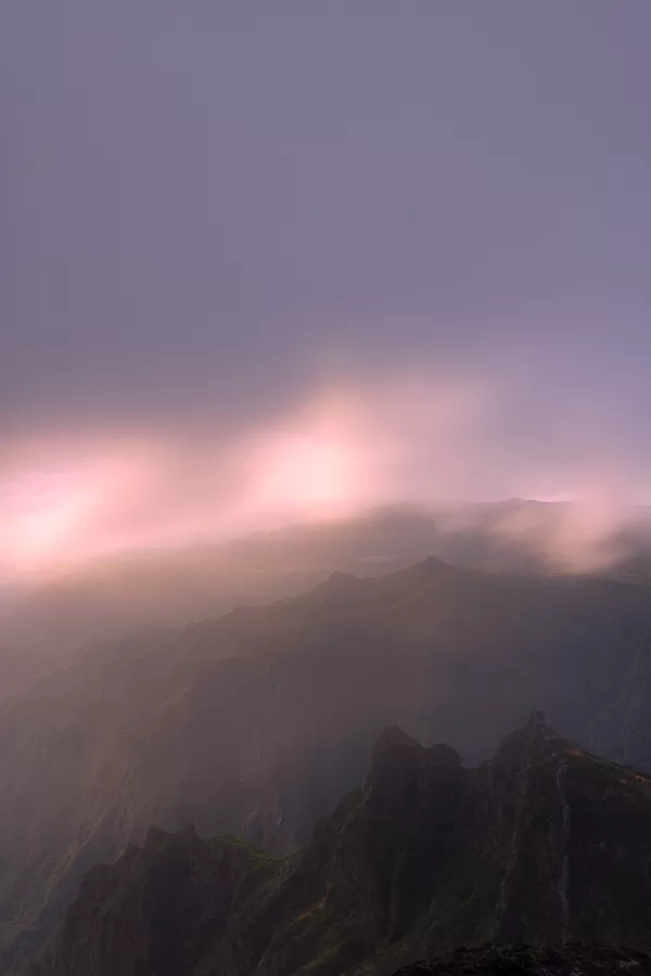 Bizarre zonsopkomst op Pico do Arieiro (Madeira)