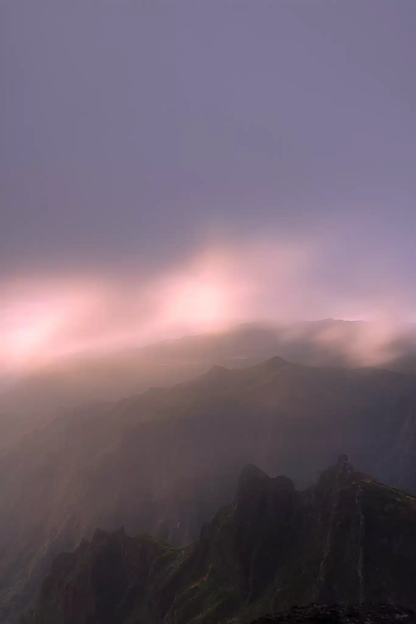 Mistige sfeer bovenop Pico do Arieiro in Madeira