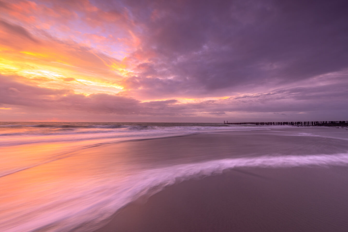 Een prachtige zonsondergang op het strand van Westkapelle