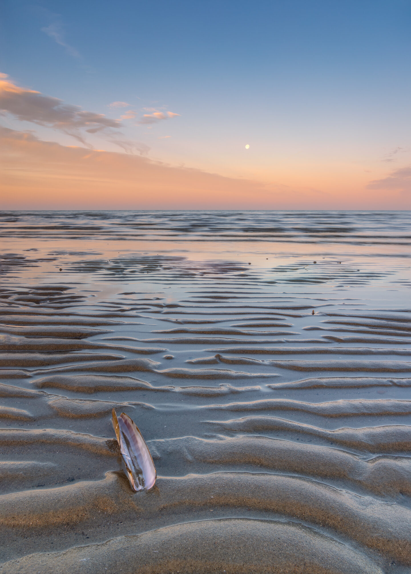 Een kalme morgen op het strand