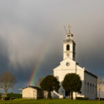 Regenboog achter het kerkje van Simonshaven