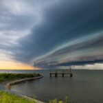 Een shelf cloud boven het Haringvliet bij Hellevoetsluis