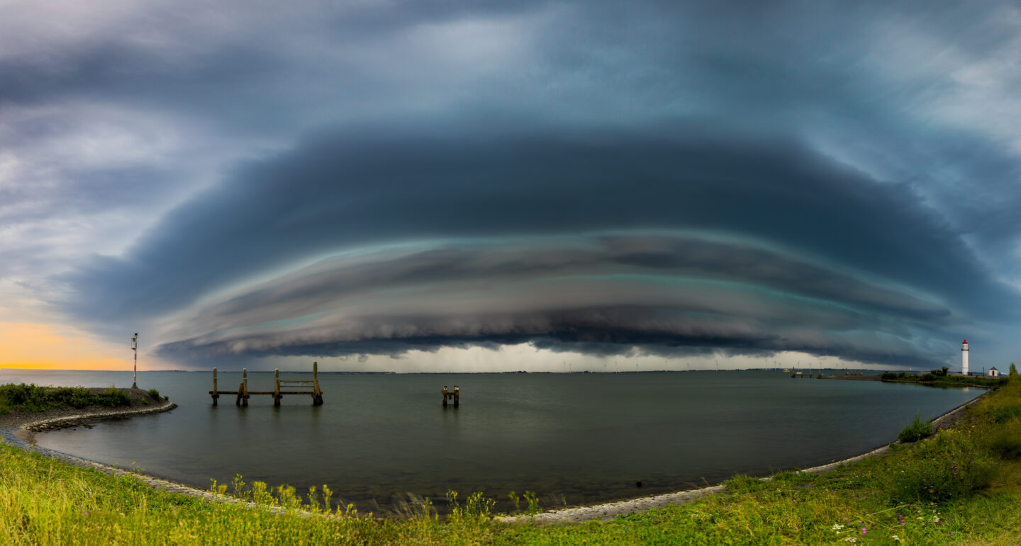 Shelf cloud boven Hellevoetsluis