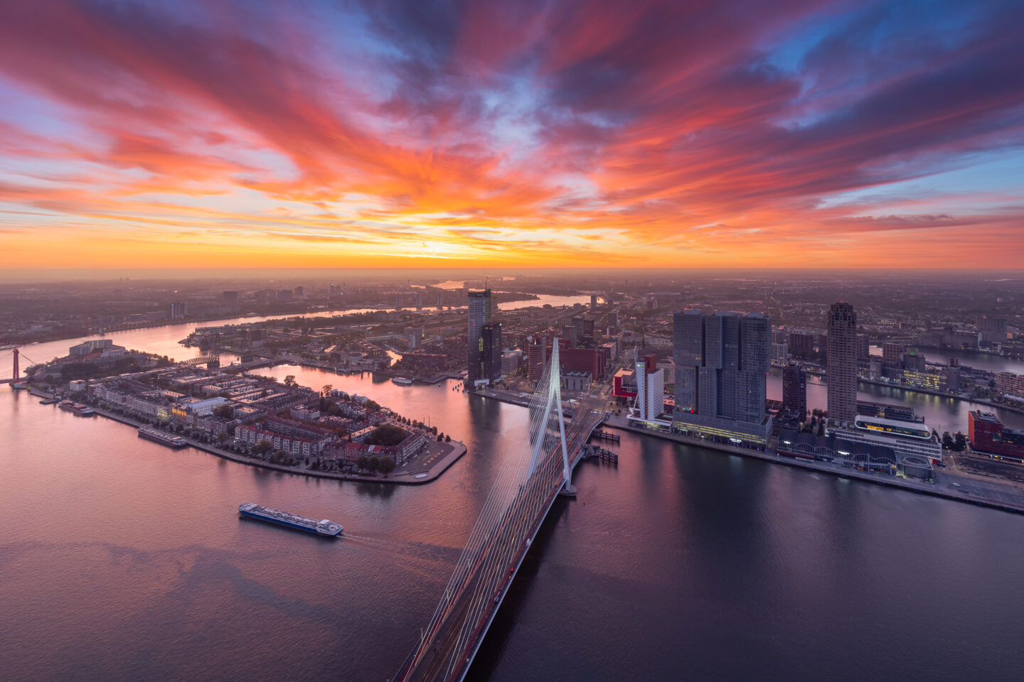 Mooie zonsopkomst in Rotterdam - Uitzicht over skyline