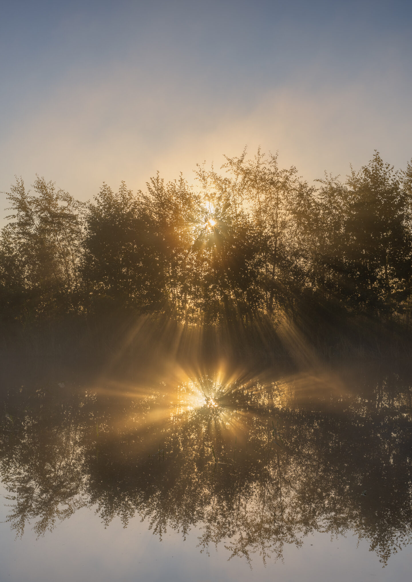 Reflectie van het zonlicht in het water