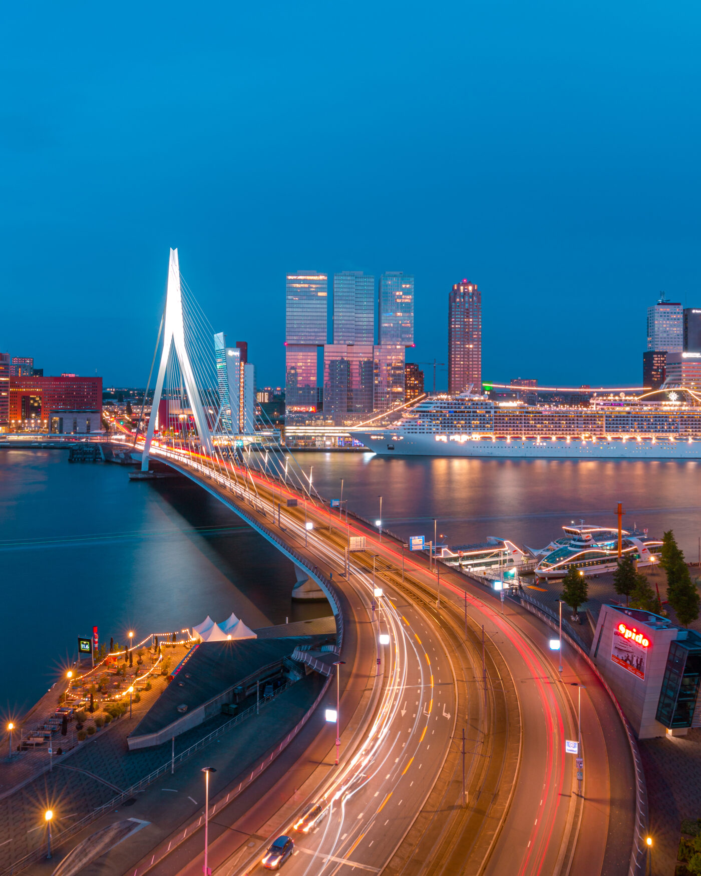 Blauwe uurtje in Rotterdam met uitzicht op de Erasmusbrug