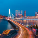Blauwe uurtje in Rotterdam met uitzicht op de Erasmusbrug