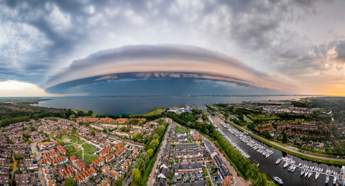 Shelf cloud komt Hellevoetsluis in rollen